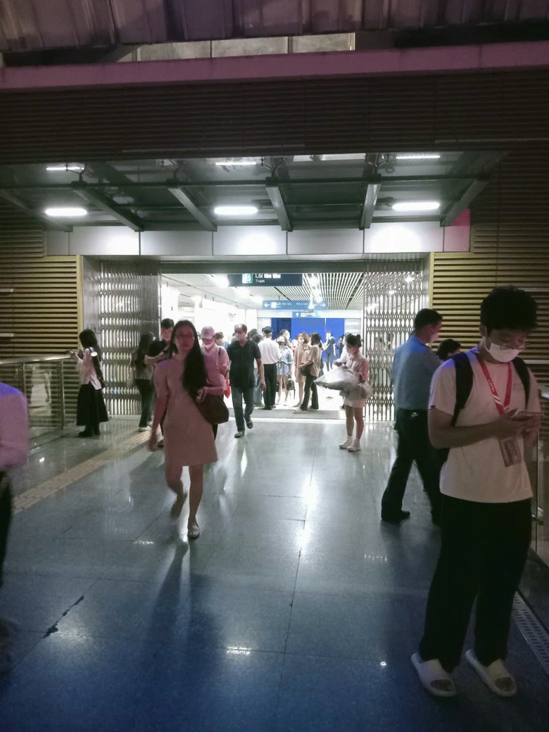 Tàu Cát Linh - Hà Đông đang chạy bỗng dừng đột ngột giữa đường- Ảnh 2. Tàu Cát Linh - Hà Đông đang chạy bỗng dừng đột ngột giữa đường- Ảnh 2.