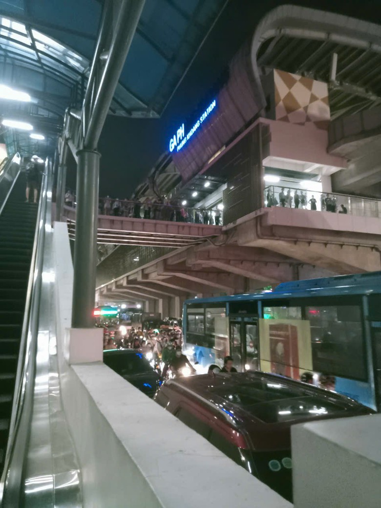 Tàu Cát Linh - Hà Đông đang chạy bỗng dừng đột ngột giữa đường- Ảnh 4. Tàu Cát Linh - Hà Đông đang chạy bỗng dừng đột ngột giữa đường- Ảnh 4.