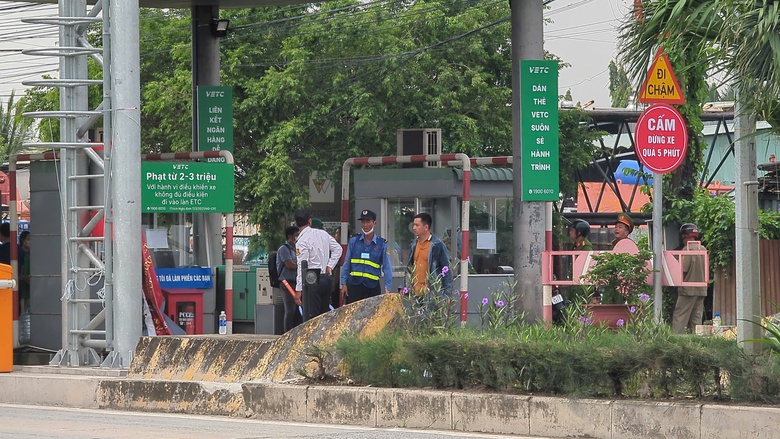 V&igrave; sao &ugrave;n tắc trong ng&agrave;y đầu thu ph&iacute; BOT Ph&uacute; Hữu ở TP.HCM?- Ảnh 3.
