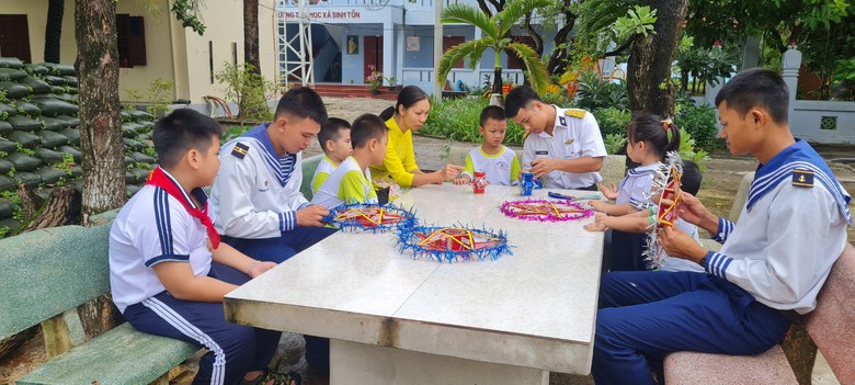 Ấm &aacute;p tết Trung thu tr&ecirc;n quần đảo Trường Sa- Ảnh 4.