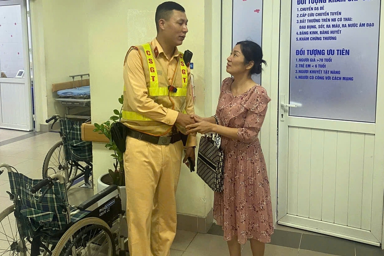 CSGT l&aacute;i xe đặc chủng mở đường, đưa sản phụ vỡ ối đến bệnh viện- Ảnh 1.