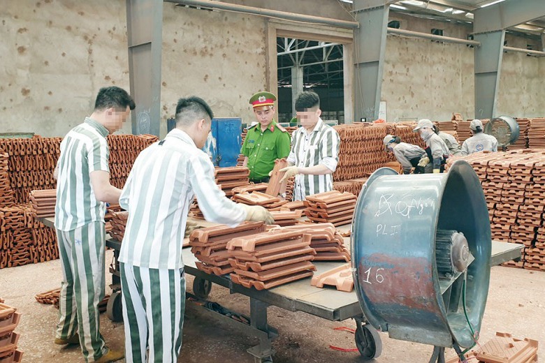 C&ocirc;ng an đề xuất gắn thiết bị gi&aacute;m s&aacute;t điện tử l&ecirc;n người chấp h&agrave;nh &aacute;n t&ugrave; treo- Ảnh 1.
