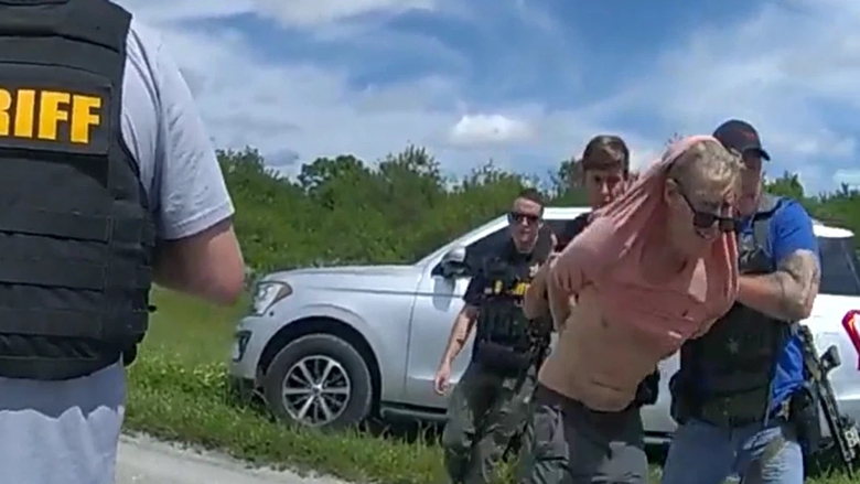 Nghi phạm &aacute;m s&aacute;t hụt &ocirc;ng Trump r&igrave;nh rập tới 12 giờ trước khi định ra tay- Ảnh 1.