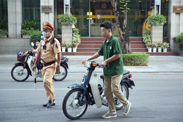 V&ocirc; tư giao xe cho con đến trường, nhiều phụ huynh ở H&agrave; Nội phải nộp phạt- Ảnh 3.
