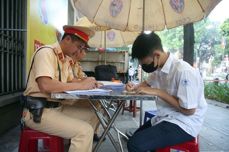 V&ocirc; tư giao xe cho con đến trường, nhiều phụ huynh ở H&agrave; Nội phải nộp phạt- Ảnh 6.