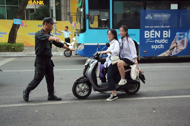V&ocirc; tư giao xe cho con đến trường, nhiều phụ huynh ở H&agrave; Nội phải nộp phạt- Ảnh 2.