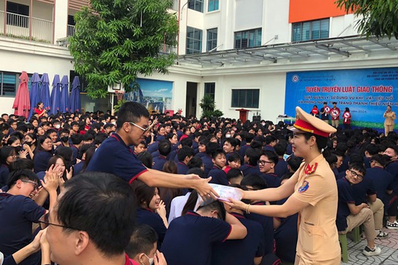 V&ocirc; tư giao xe cho con đến trường, nhiều phụ huynh ở H&agrave; Nội phải nộp phạt- Ảnh 12.