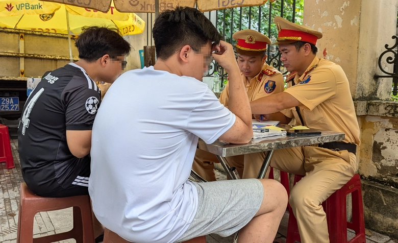 V&ocirc; tư giao xe cho con đến trường, nhiều phụ huynh ở H&agrave; Nội phải nộp phạt- Ảnh 5.