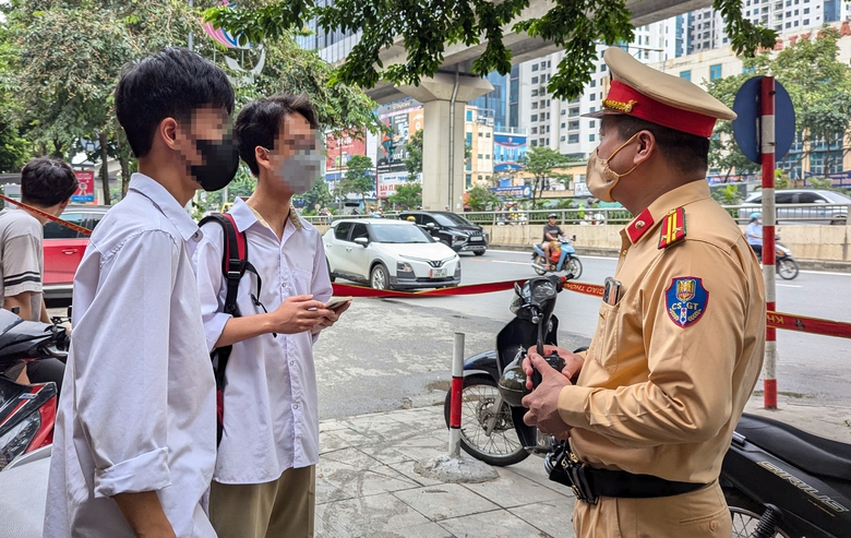 V&ocirc; tư giao xe cho con đến trường, nhiều phụ huynh ở H&agrave; Nội phải nộp phạt- Ảnh 4.
