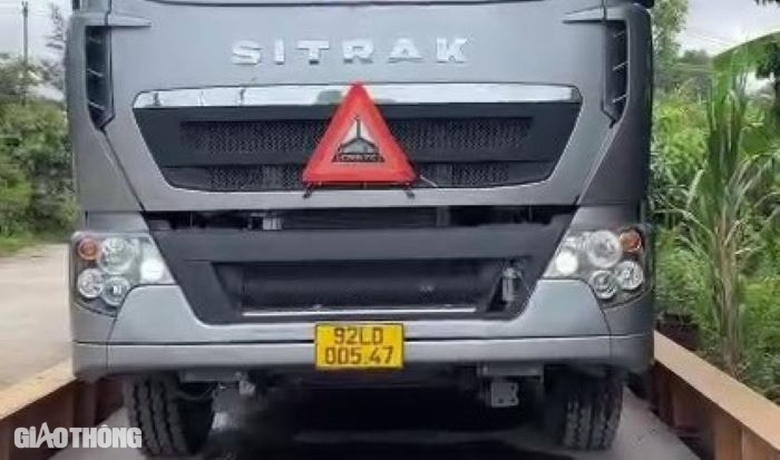 Quảng Trị: &Ocirc; t&ocirc; đầu k&eacute;o kh&ocirc;ng ph&ugrave; hiệu, chở qu&aacute; tải, t&agrave;i xế kh&ocirc;ng GPLX bị phạt 89 triệu- Ảnh 1.