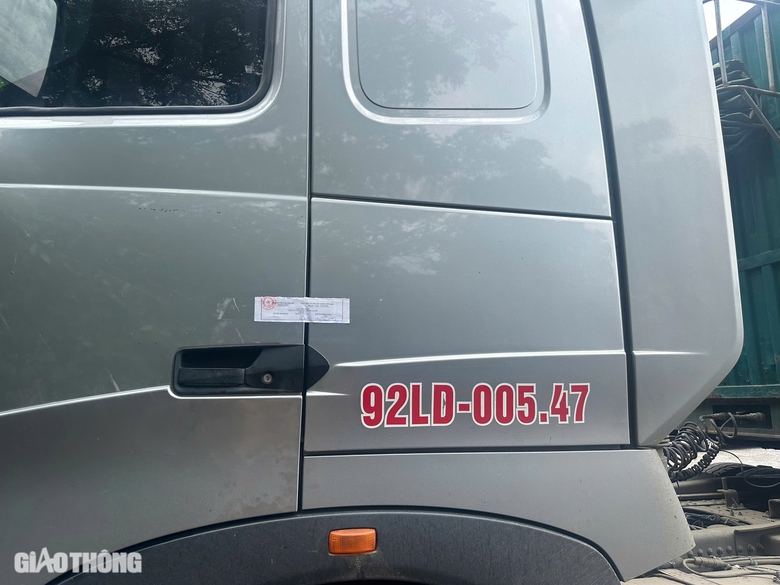 Quảng Trị: &Ocirc; t&ocirc; đầu k&eacute;o kh&ocirc;ng ph&ugrave; hiệu, chở qu&aacute; tải, t&agrave;i xế kh&ocirc;ng GPLX bị phạt 89 triệu- Ảnh 2.