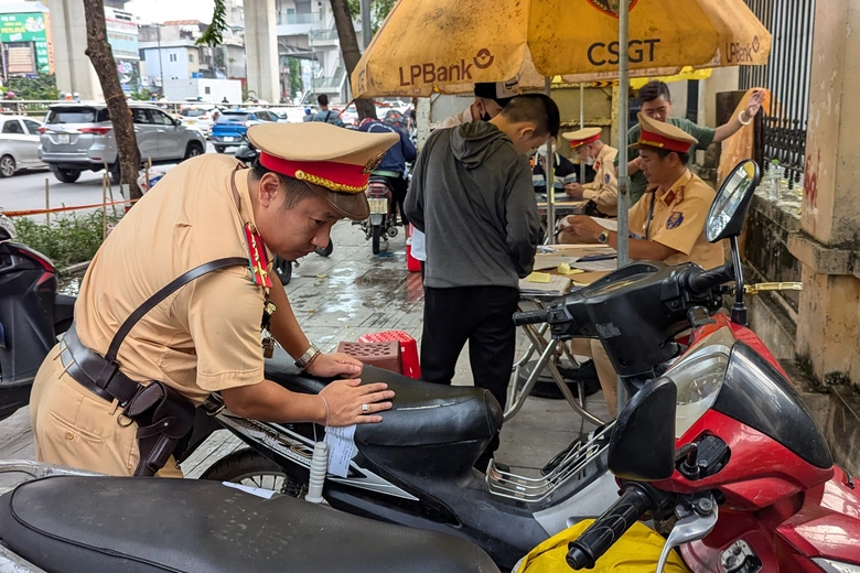 V&ocirc; tư giao xe cho con đến trường, nhiều phụ huynh ở H&agrave; Nội phải nộp phạt- Ảnh 8.