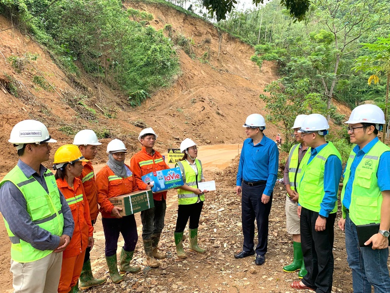 C&ocirc;ng đo&agrave;n GTVT động vi&ecirc;n c&ocirc;ng nh&acirc;n đường bộ khắc phục hậu quả b&atilde;o lũ- Ảnh 1.