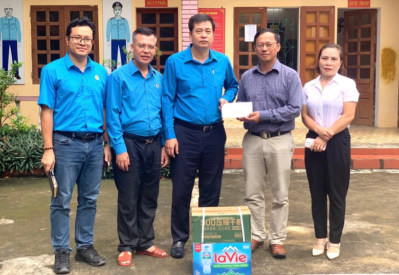 C&ocirc;ng đo&agrave;n GTVT động vi&ecirc;n c&ocirc;ng nh&acirc;n đường bộ khắc phục hậu quả b&atilde;o lũ- Ảnh 3.