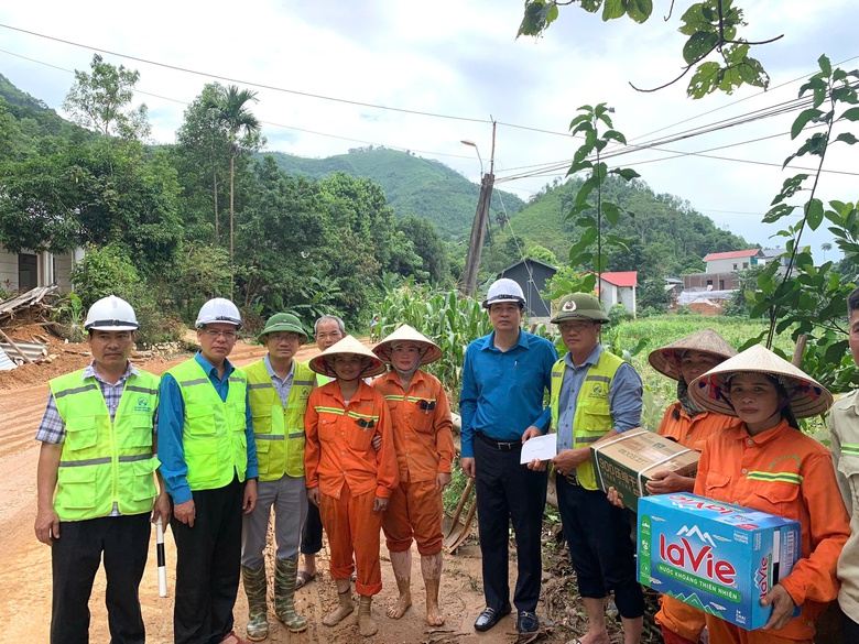 C&ocirc;ng đo&agrave;n GTVT động vi&ecirc;n c&ocirc;ng nh&acirc;n đường bộ khắc phục hậu quả b&atilde;o lũ- Ảnh 2.