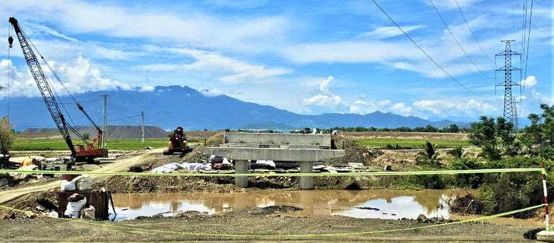 Vướng đường điện, thi c&ocirc;ng cao tốc V&acirc;n Phong - Nha Trang gặp kh&oacute;- Ảnh 3.