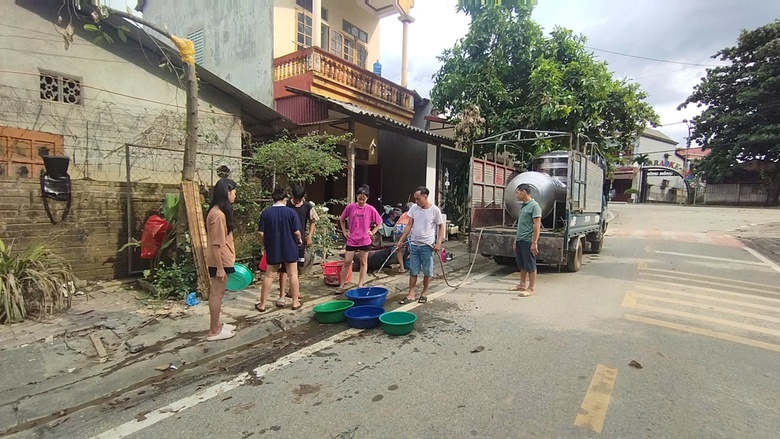 Người d&acirc;n Y&ecirc;n B&aacute;i chắt chiu từng th&ugrave;ng nước sạch sau ngập &uacute;ng- Ảnh 2.
