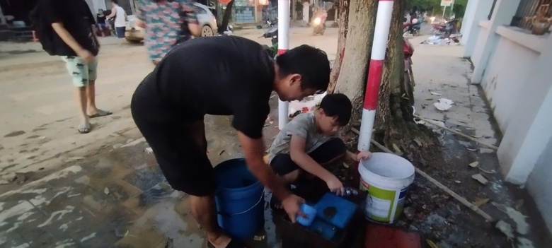 Người d&acirc;n Y&ecirc;n B&aacute;i chắt chiu từng th&ugrave;ng nước sạch sau ngập &uacute;ng- Ảnh 1.