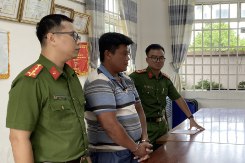 Khởi tố, bắt bốn đối tượng gỡ thiết bị gi&aacute;m s&aacute;t h&agrave;nh tr&igrave;nh để đ&aacute;nh bắt c&aacute; ở v&ugrave;ng biển cấm- Ảnh 1.