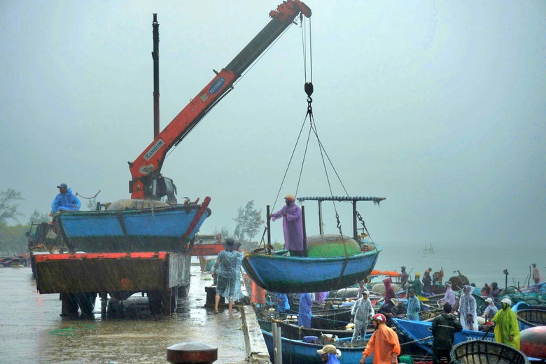 Ngư d&acirc;n Đ&agrave; Nẵng hối hả đưa thuyền l&ecirc;n bờ tr&aacute;nh b&atilde;o- Ảnh 1.