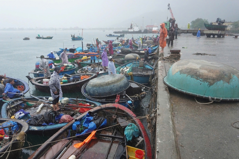 Ngư d&acirc;n Đ&agrave; Nẵng hối hả đưa thuyền l&ecirc;n bờ tr&aacute;nh b&atilde;o- Ảnh 2.