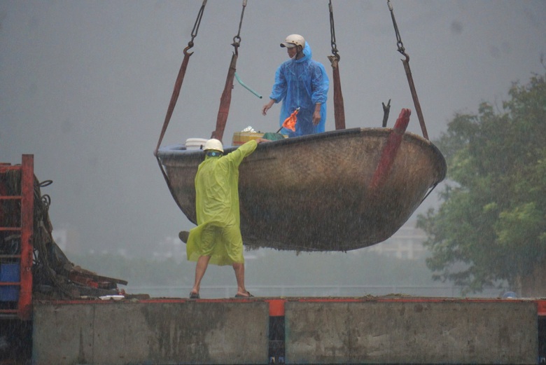 Ngư d&acirc;n Đ&agrave; Nẵng hối hả đưa thuyền l&ecirc;n bờ tr&aacute;nh b&atilde;o- Ảnh 6.