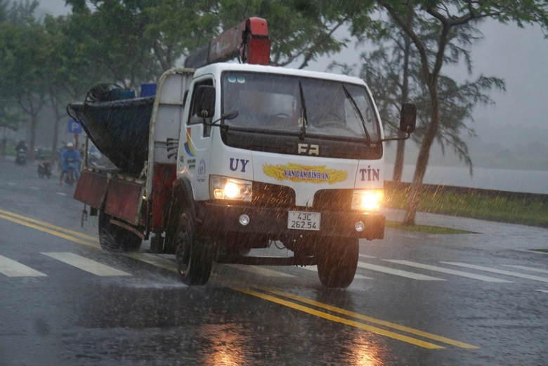 Ngư d&acirc;n Đ&agrave; Nẵng hối hả đưa thuyền l&ecirc;n bờ tr&aacute;nh b&atilde;o- Ảnh 9.