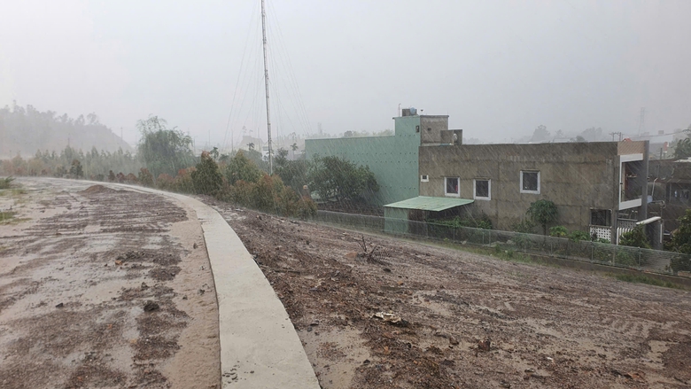 Đ&agrave; Nẵng: B&ugrave;n từ dự &aacute;n cụm c&ocirc;ng nghiệp Cẩm Lệ dội xuống khu d&acirc;n cư sau mưa lớn- Ảnh 3.