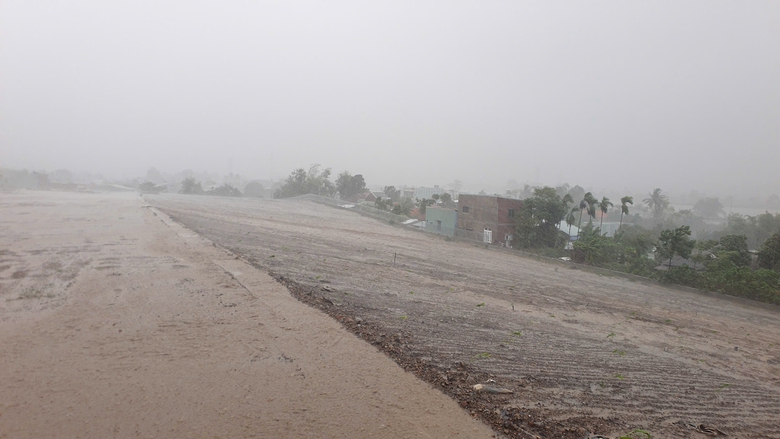 Đ&agrave; Nẵng: B&ugrave;n từ dự &aacute;n cụm c&ocirc;ng nghiệp Cẩm Lệ dội xuống khu d&acirc;n cư sau mưa lớn- Ảnh 4.