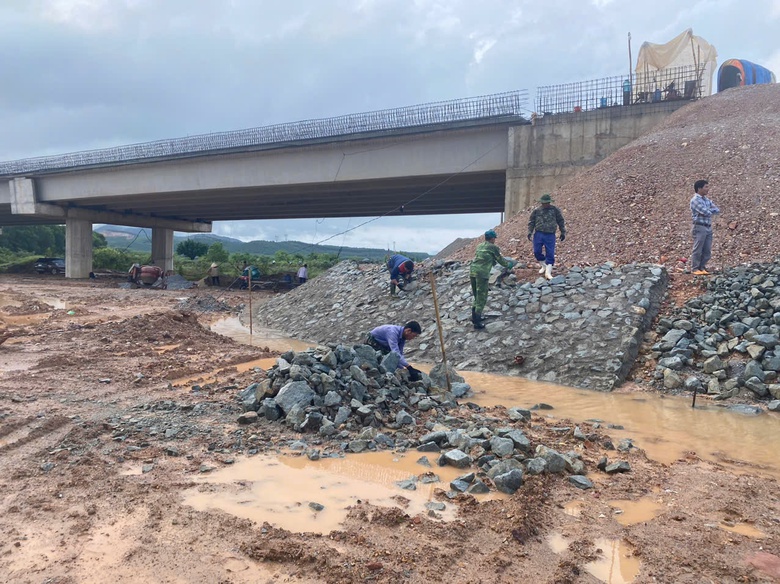 Tất bật ứng ph&oacute; mưa b&atilde;o tr&ecirc;n c&ocirc;ng trường cao tốc Bắc - Nam qua H&agrave; Tĩnh- Ảnh 2.