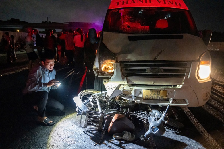 Xe khách va chạm với xe máy trên QL51, người đàn ông 56 tuổi tử vong tại chỗ- Ảnh 4. Xe khách va chạm với xe máy trên QL51, người đàn ông 56 tuổi tử vong tại chỗ- Ảnh 4.