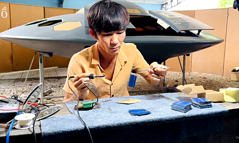 “Thánh chế” ở Kiên Giang làm động cơ giống đĩa bay chạy trên mặt nước- Ảnh 1. “Thánh chế” ở Kiên Giang làm động cơ giống đĩa bay chạy trên mặt nước- Ảnh 1.