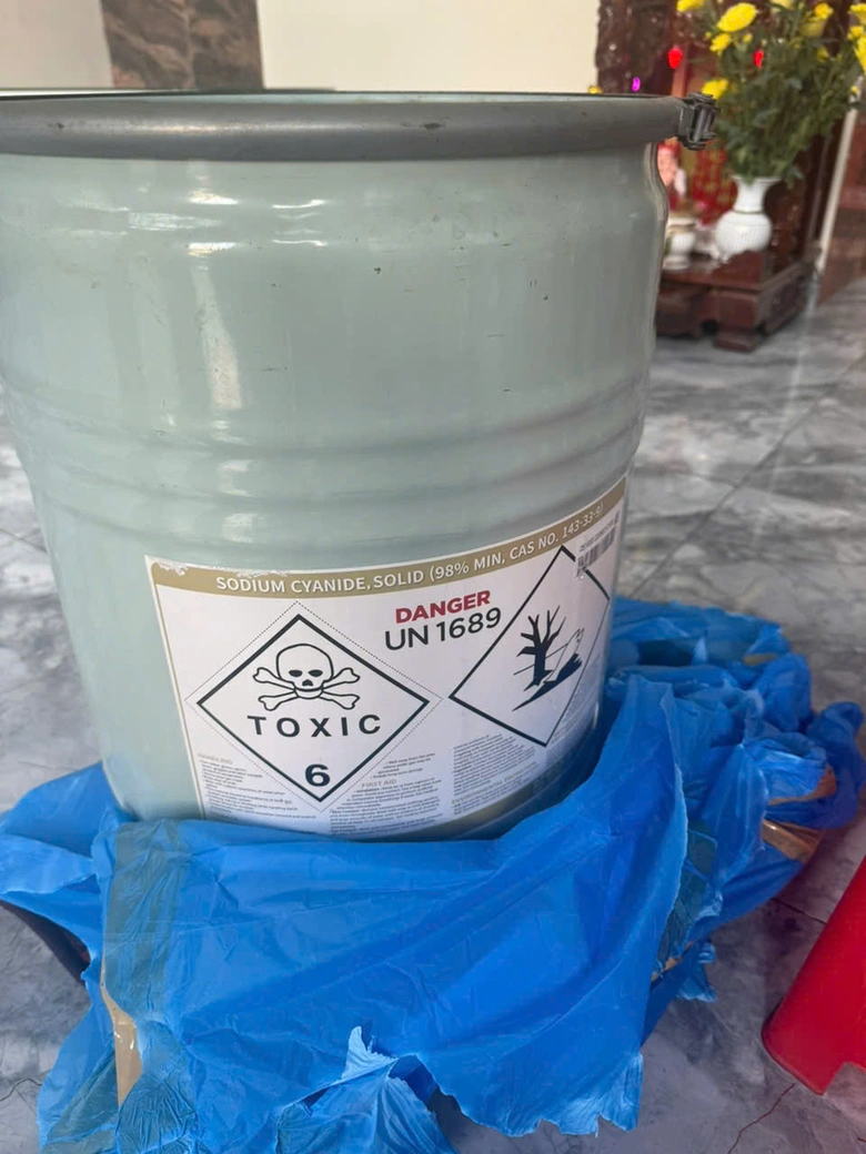 Bắt tạm giam hai đối tượng bu&ocirc;n b&aacute;n h&agrave;ng tấn chất xyanua kịch độc- Ảnh 3.