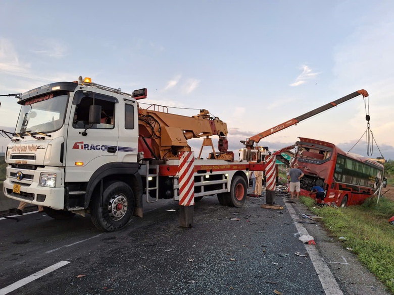 Hiện trường 2 xe kh&aacute;ch t&ocirc;ng nhau tr&ecirc;n cao tốc Vĩnh Hảo - Phan Thiết, 2 người tử vong- Ảnh 4.