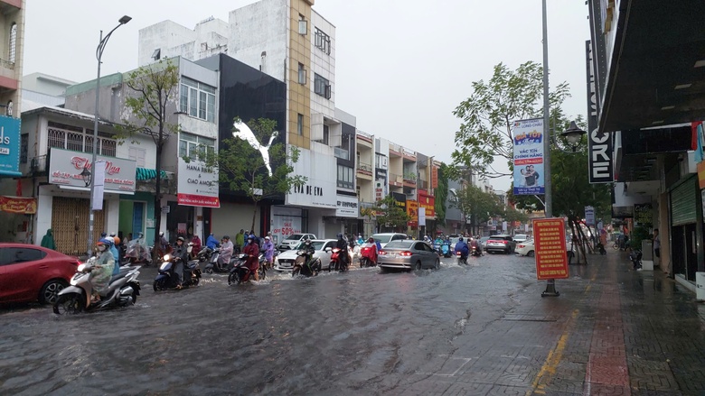 Đường phố Đ&agrave; Nẵng như s&ocirc;ng, &ocirc; t&ocirc;, xe m&aacute;y b&igrave; b&otilde;m lội nước- Ảnh 5.