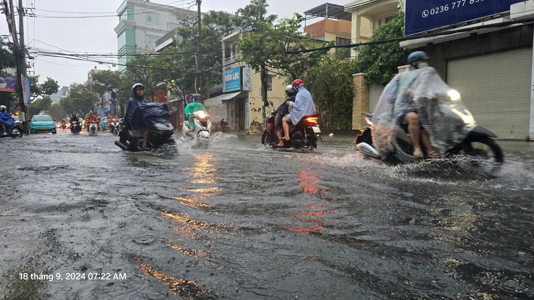 Đường phố Đ&agrave; Nẵng như s&ocirc;ng, &ocirc; t&ocirc;, xe m&aacute;y b&igrave; b&otilde;m lội nước- Ảnh 10.