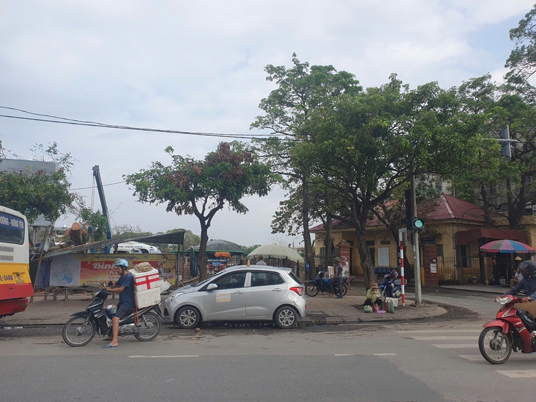 Hải Dương hoạt động trở lại bến xe kh&aacute;ch Hải T&acirc;n, nhiều tuyến phố vẫn ngập- Ảnh 1.