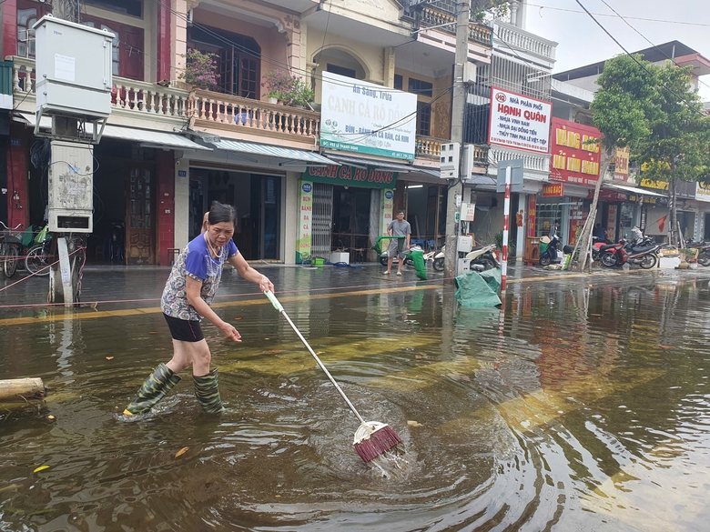 Hải Dương hoạt động trở lại bến xe kh&aacute;ch Hải T&acirc;n, nhiều tuyến phố vẫn ngập- Ảnh 5.