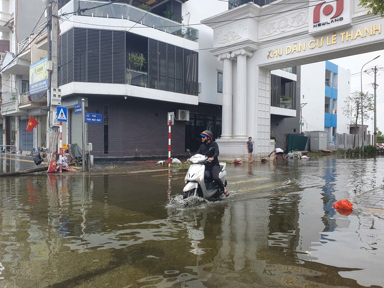 Hải Dương hoạt động trở lại bến xe kh&aacute;ch Hải T&acirc;n, nhiều tuyến phố vẫn ngập- Ảnh 7.