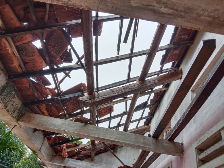 Lốc xo&aacute;y tốc m&aacute;i nhiều nh&agrave; d&acirc;n ở Quảng Ng&atilde;i- Ảnh 1.