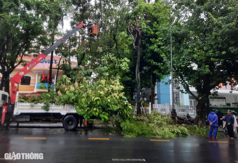 Huế: Lo b&atilde;o lụt, người d&acirc;n đưa &ocirc; t&ocirc; l&ecirc;n cao, học sinh nghỉ học từ h&ocirc;m nay (19/9)- Ảnh 1.