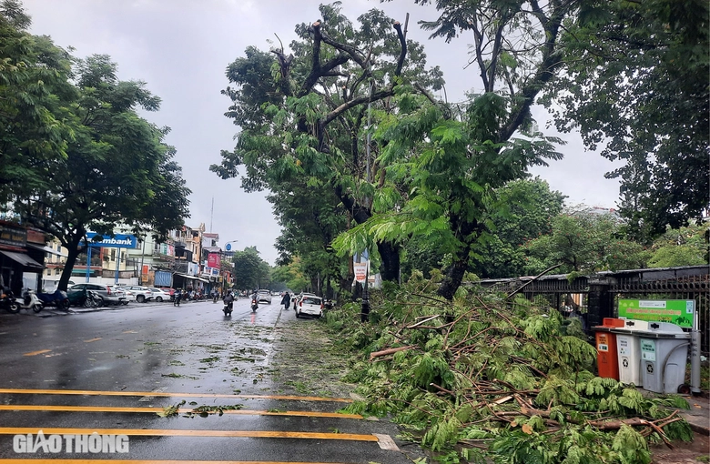 Huế: Lo b&atilde;o lụt, người d&acirc;n đưa &ocirc; t&ocirc; l&ecirc;n cao, học sinh nghỉ học từ h&ocirc;m nay (19/9)- Ảnh 2.