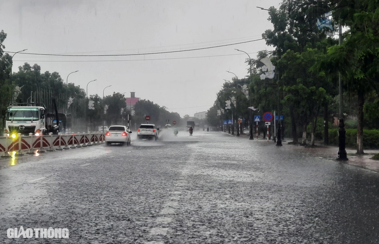 Huế: Lo b&atilde;o lụt, người d&acirc;n đưa &ocirc; t&ocirc; l&ecirc;n cao, học sinh nghỉ học từ h&ocirc;m nay (19/9)- Ảnh 3.