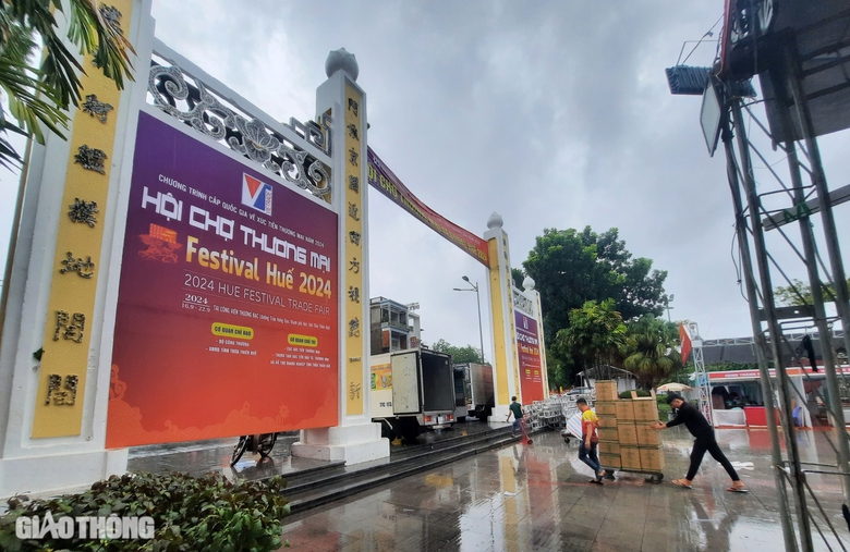 Lo mưa b&atilde;o, nhiều gian h&agrave;ng hội chợ thương mại ở Huế thu dọn sớm- Ảnh 1.