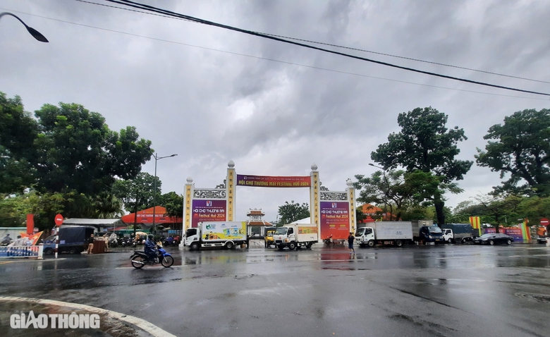 Lo mưa b&atilde;o, nhiều gian h&agrave;ng hội chợ thương mại ở Huế thu dọn sớm- Ảnh 2.