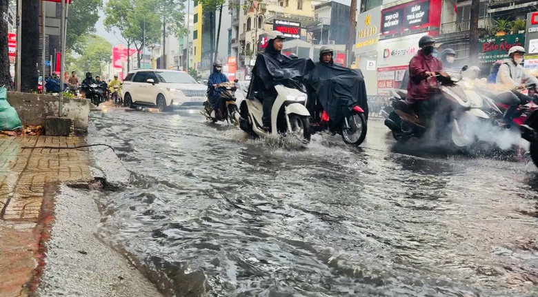 TP.HCM mưa trắng trời cả ng&agrave;y, đường phố biến th&agrave;nh s&ocirc;ng- Ảnh 9.