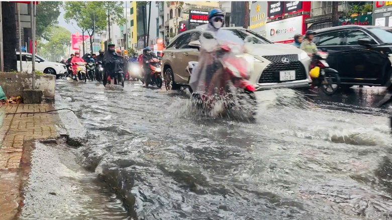 TP.HCM mưa trắng trời cả ng&agrave;y, đường phố biến th&agrave;nh s&ocirc;ng- Ảnh 10.