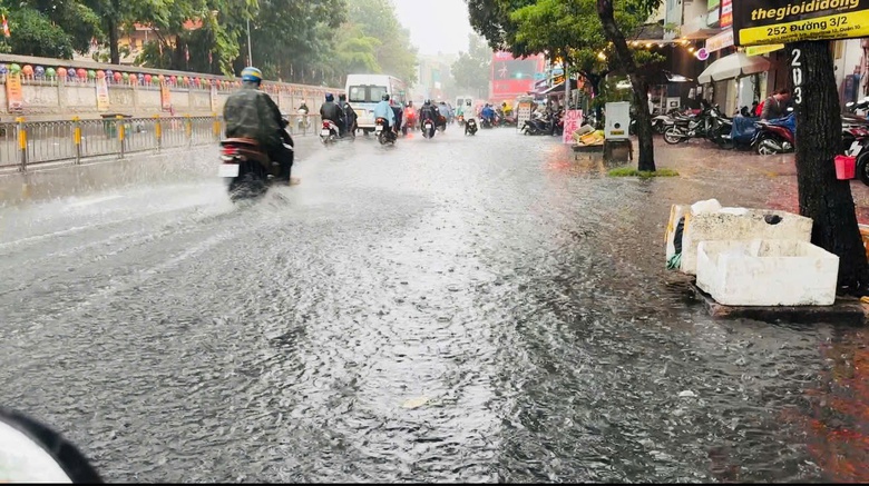 TP.HCM mưa trắng trời cả ng&agrave;y, đường phố biến th&agrave;nh s&ocirc;ng- Ảnh 8.