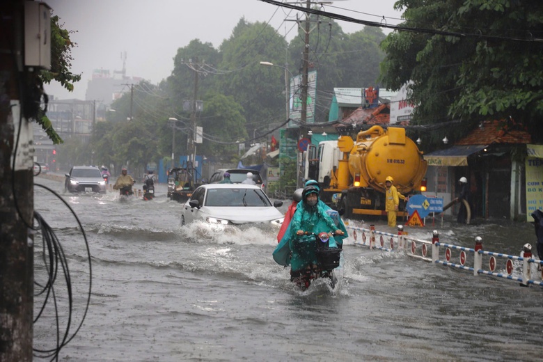 TP.HCM mưa trắng trời cả ng&agrave;y, đường phố biến th&agrave;nh s&ocirc;ng- Ảnh 2.