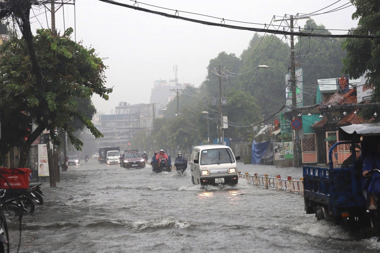 TP.HCM mưa trắng trời cả ng&agrave;y, đường phố biến th&agrave;nh s&ocirc;ng- Ảnh 1.